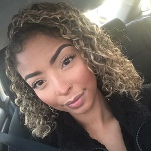 Meet your Posher, Qamaria